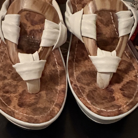 Carlos Santana White and Brown Sandals - Picture 4 of 7